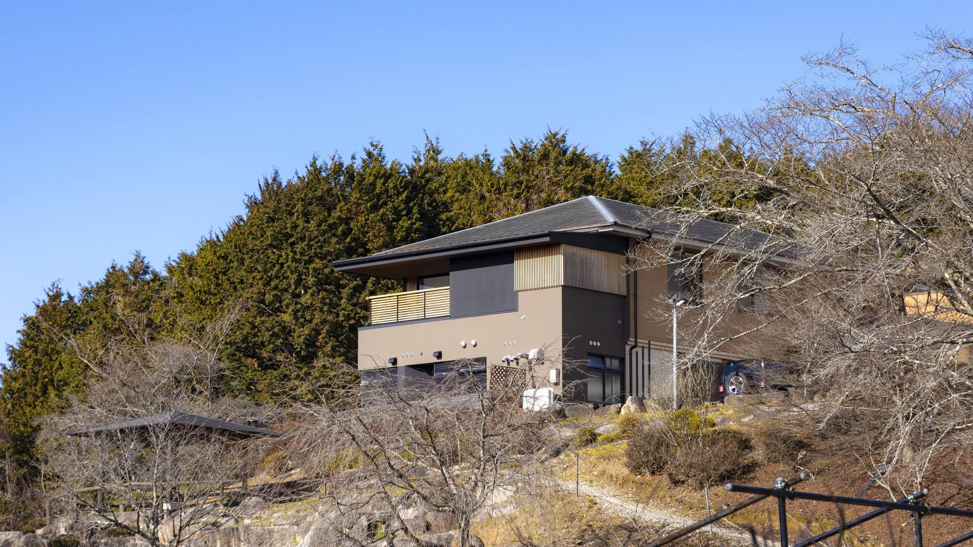 ・【外観】阿木川湖を眼下に望む自然に囲まれた静かなお宿です