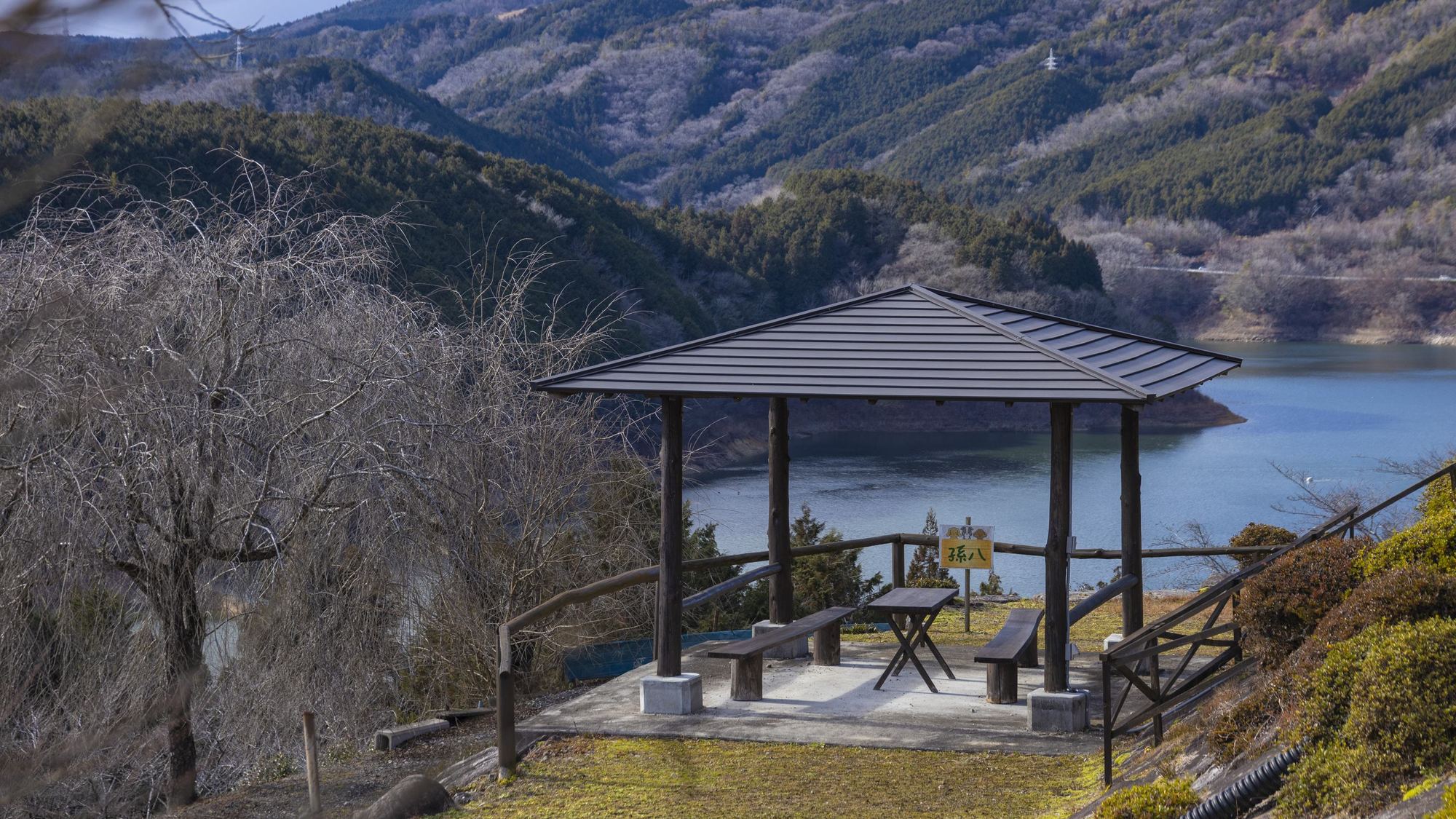 ・当館から阿木川湖を一望。四季折々の雄大な景色