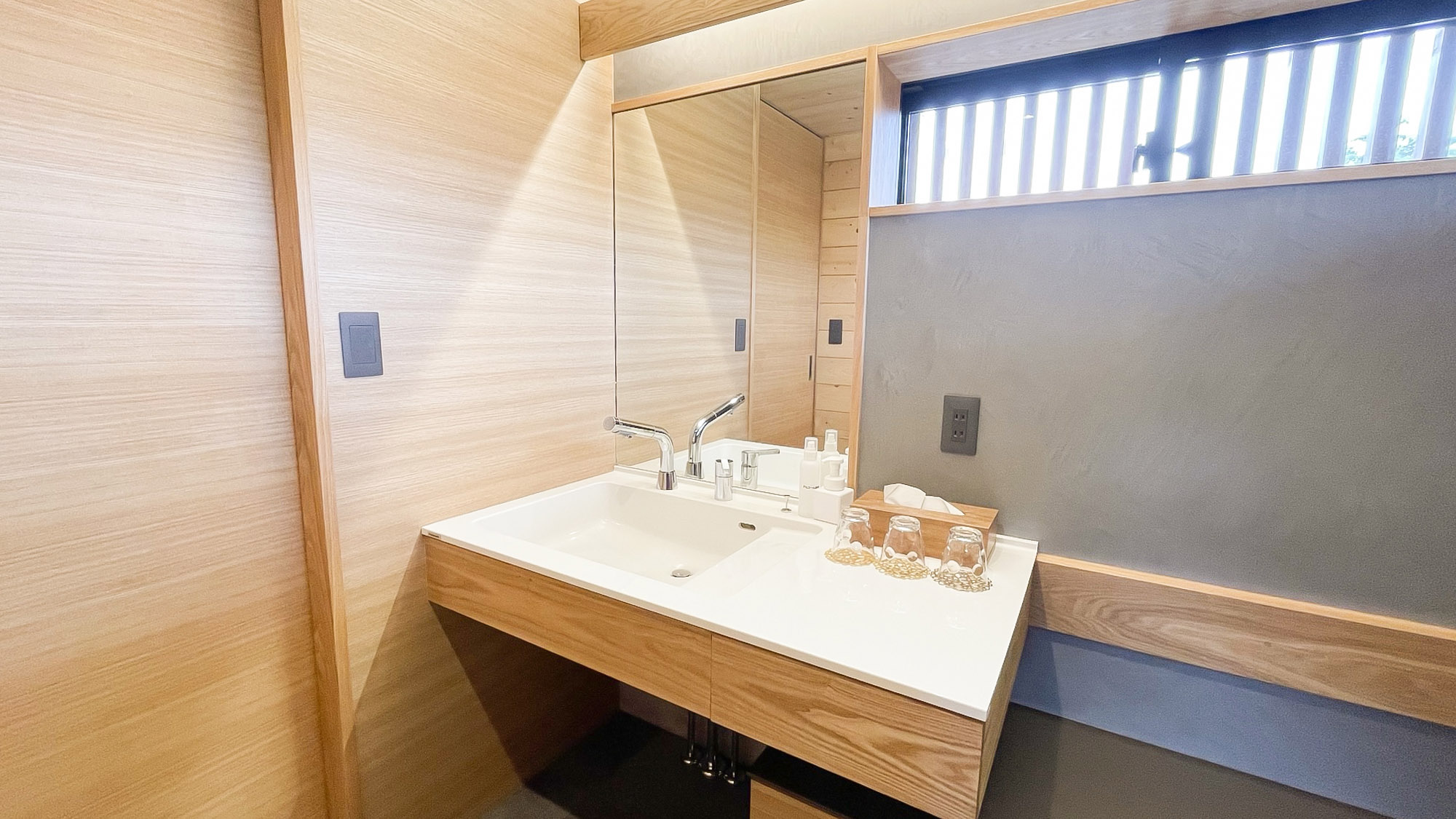 ・【はっちゃん/2階】お化粧品を置ける広々とした洗面台