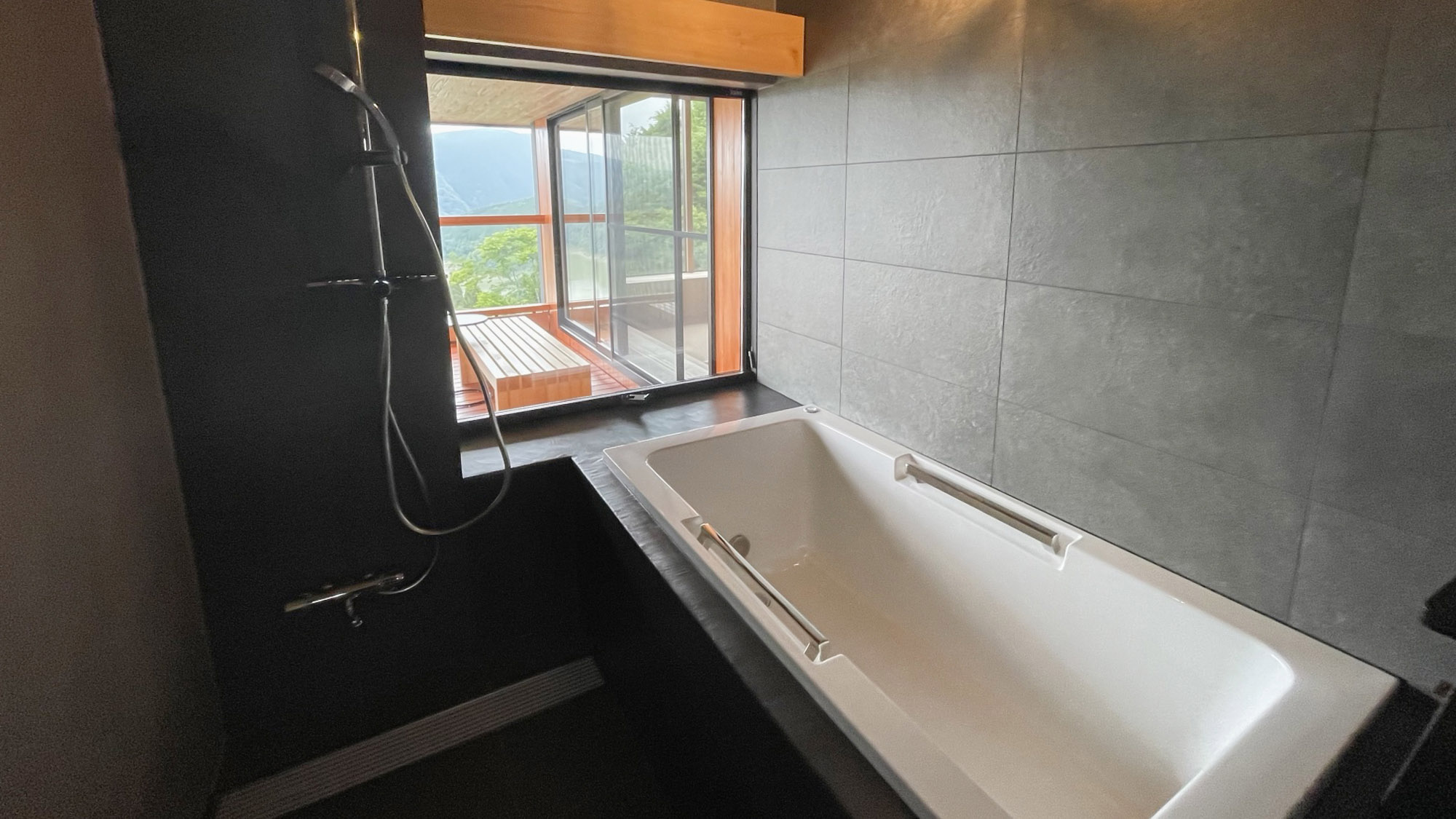 ・ラジウム温泉のひのき風呂