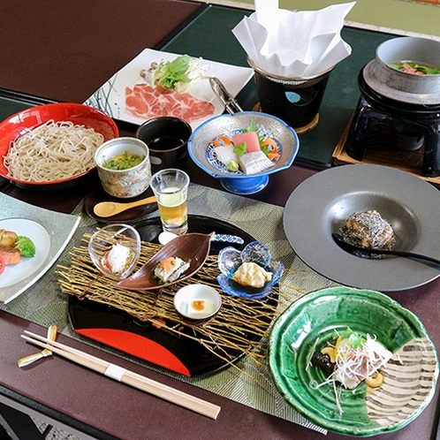 *【夕食一例】地元の旬の食材を使って四季を楽しんで頂ける懐石料理をご用意しました