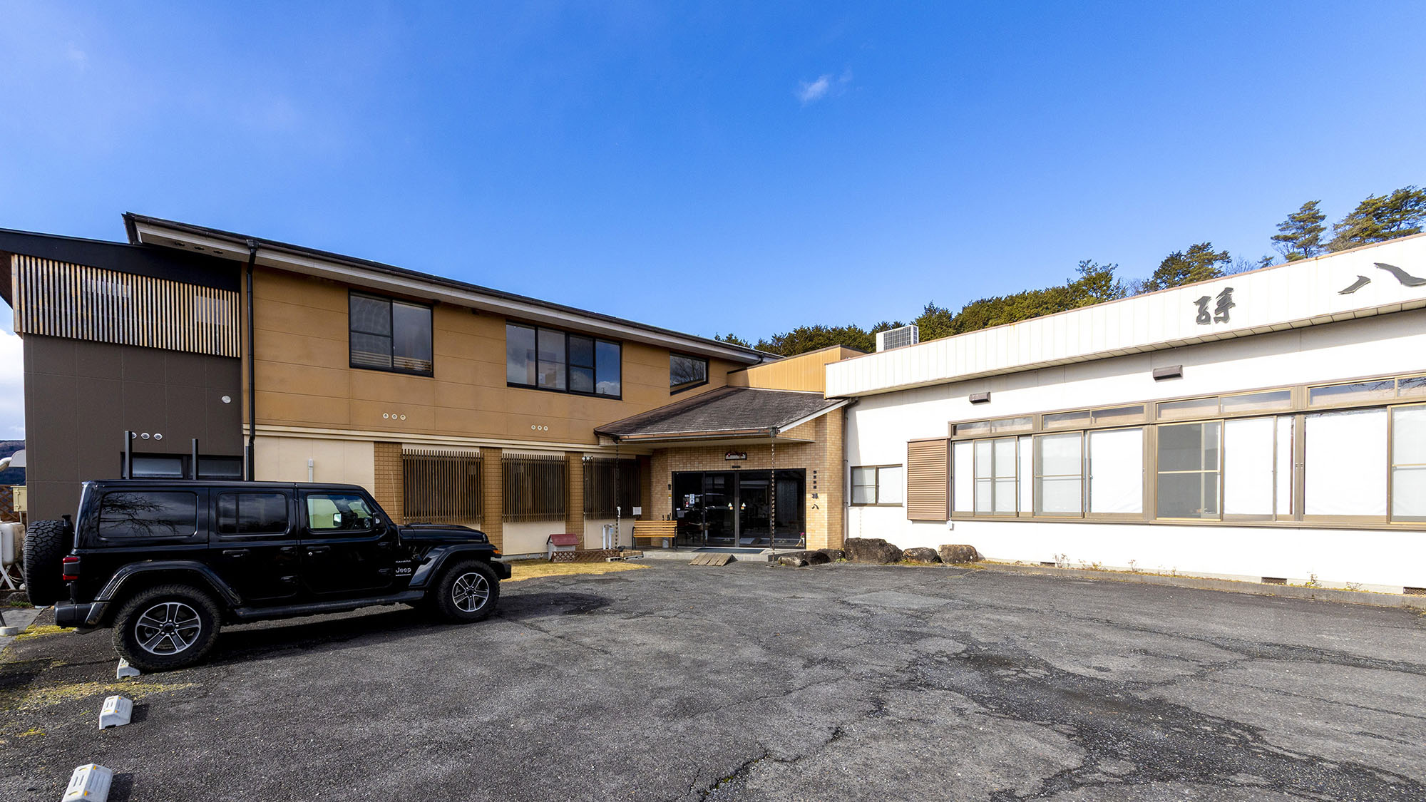 ・【外観】玄関を出たところすぐに駐車場がございます