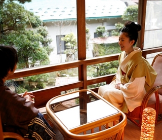 部屋縁側男女