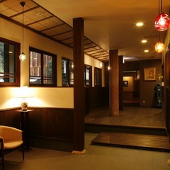 別館「花のれん」のカフェスペース。レトロな照明が漆喰に映えます♪