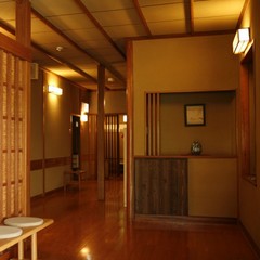 木の温もりを感じる廊下。昭和の５人の棟梁が競って作った名残が随所に。。