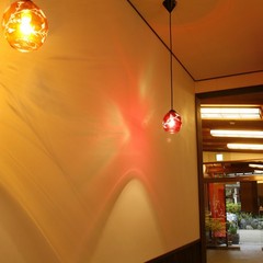 昭和の匠たちの名残を残してリノベーション。町屋かふぇの漆喰壁にランプの灯りが映えます。