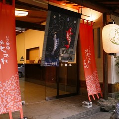 別館「花のれん」の玄関。昭和の香りを残してリノベーション。