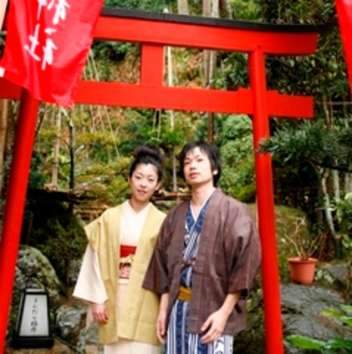 稲荷神社男女前景