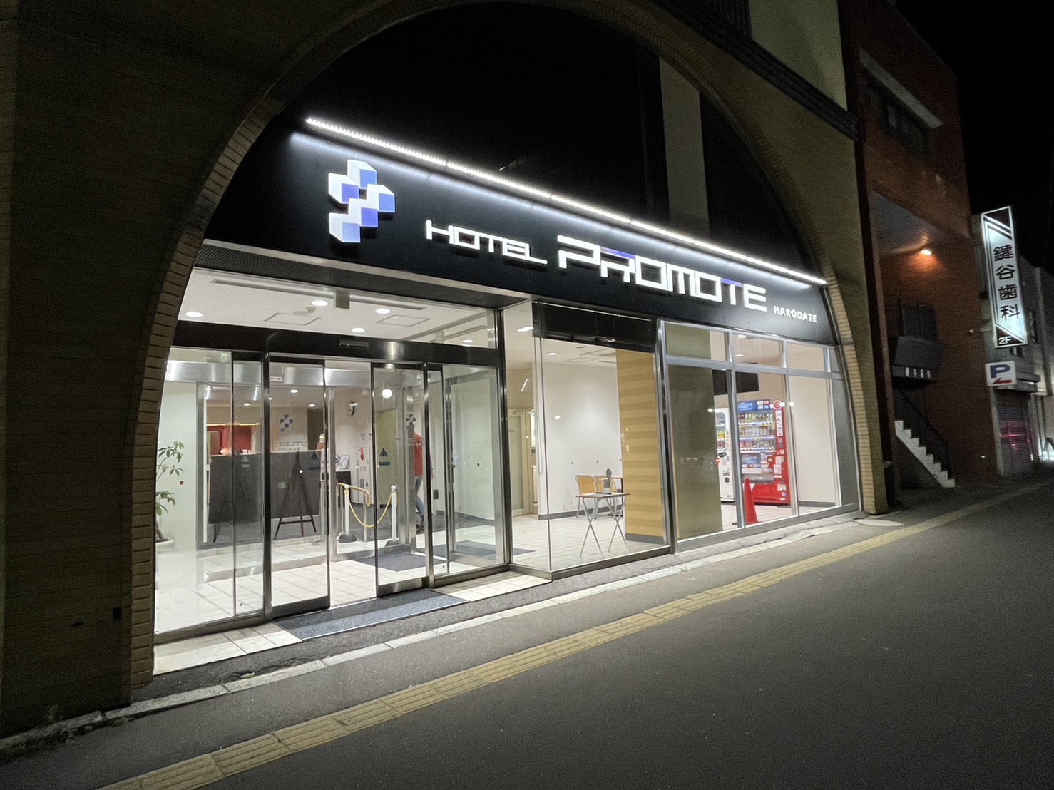 正面外観（夜）