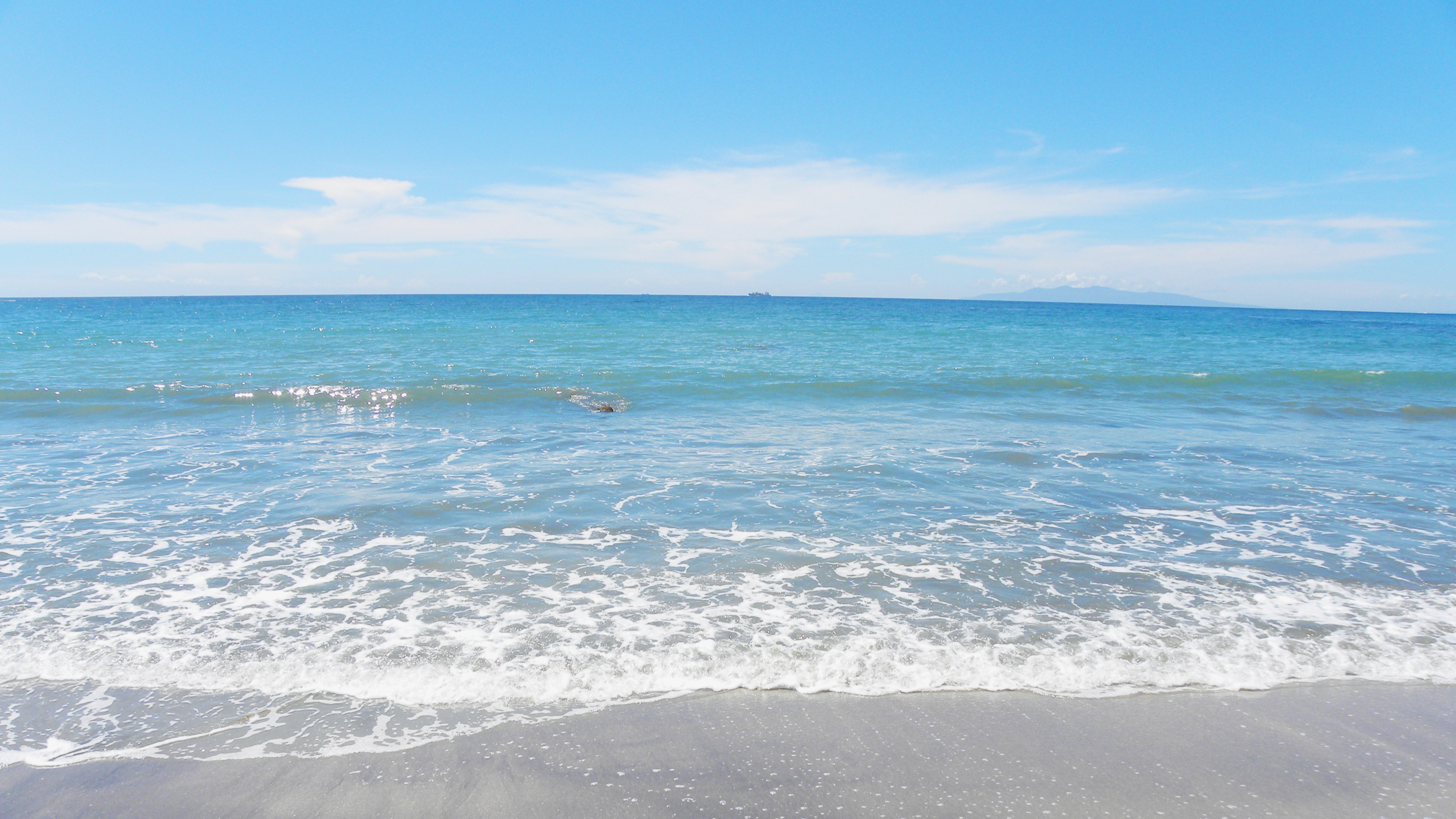 青く澄み渡る海