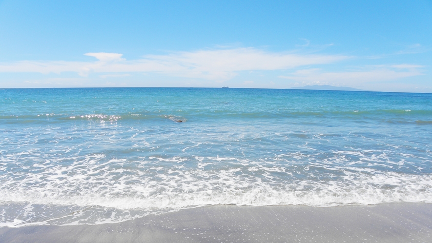 青く澄み渡る海