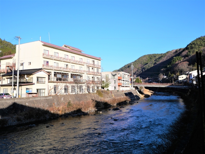 木曽川添いの当館