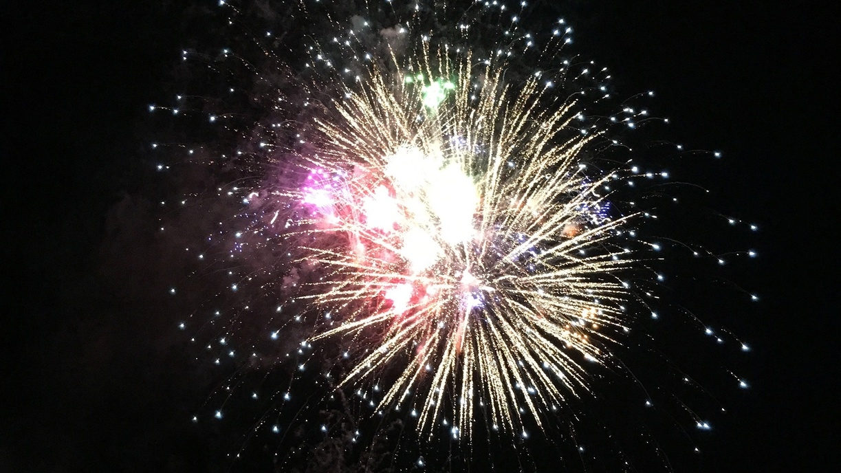 【人吉花火大会】圧巻！夜空に咲く花火を”目の前で”楽しめる！『お部屋から花火鑑賞』プラン（素泊り）