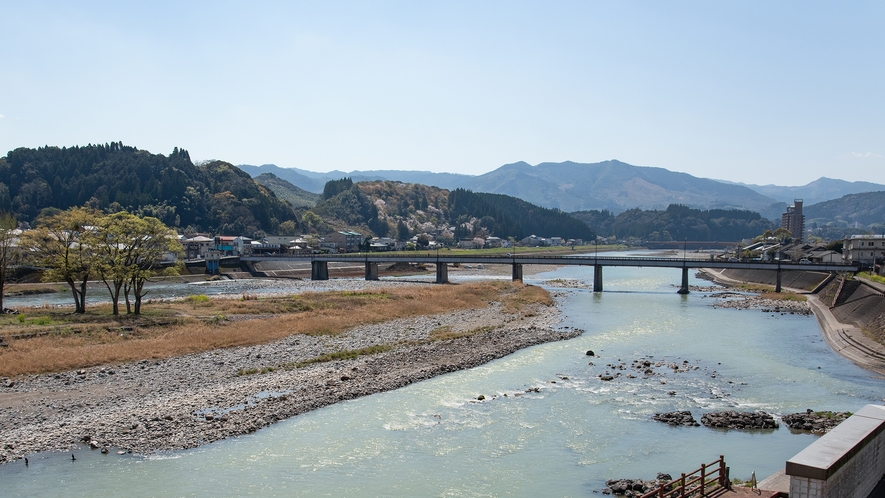 *【屋上からの眺め】目の前には、日本三大急流のひとつ「球磨川」が流れています。