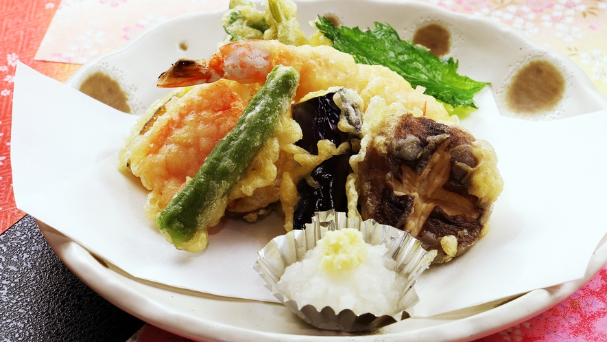夕食単品・一例／旬の食材を使った天ぷら