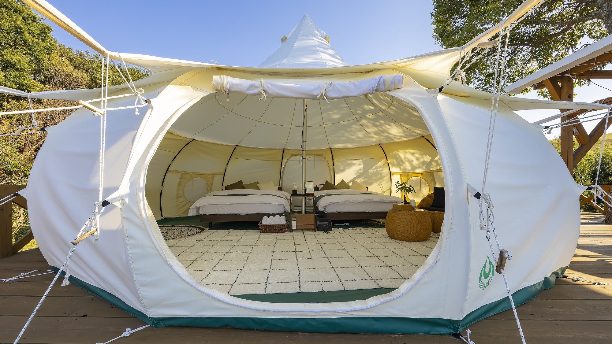 スイートテント◆開放的な入口のテントは天井が高く広々とした空間でお過ごしいただけます。