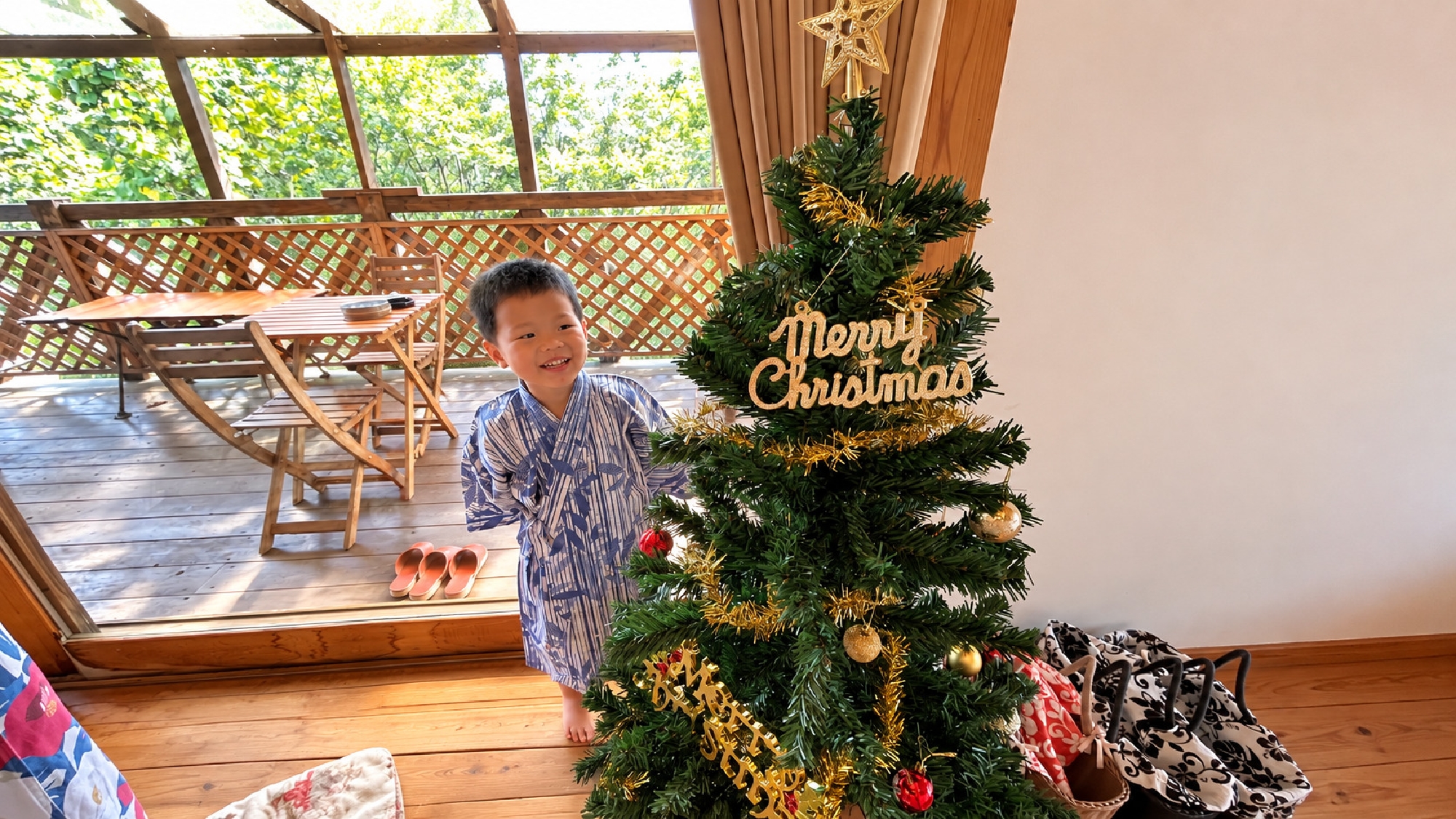 ◆コテージには期間限定で大きなクリスマスツリーを設置!