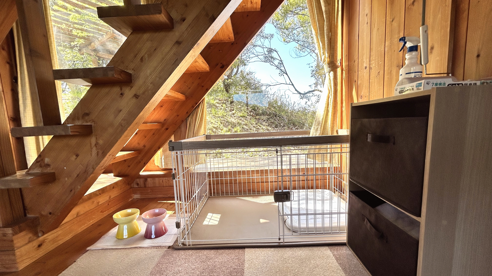 ◆ワンちゃんルーム(瀬戸内コテージ) お部屋にワンちゃん用の備品がいくつかございます。