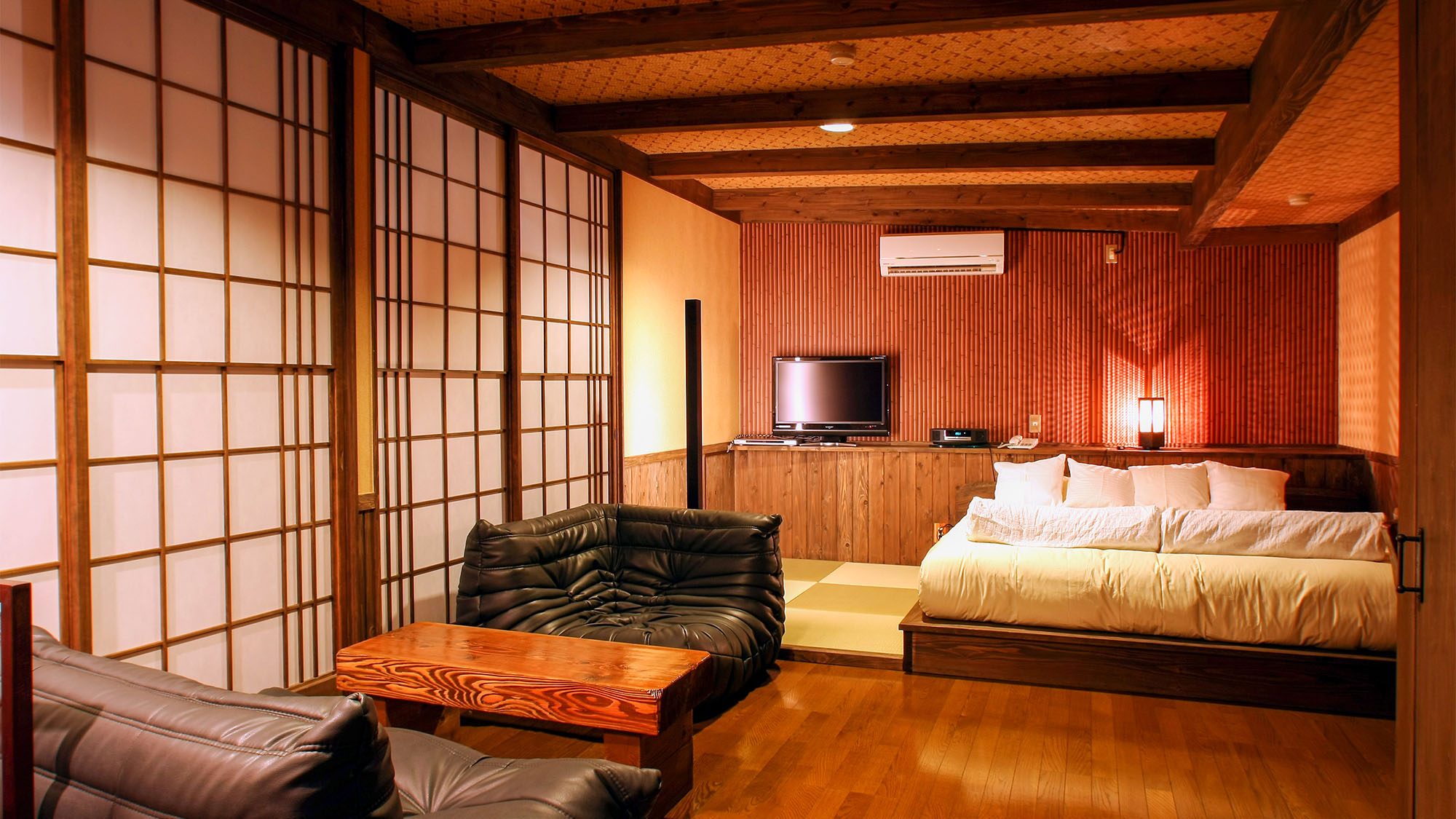 ・【YAMABATO】ソファスペースや畳のスペースもある贅沢なお部屋です