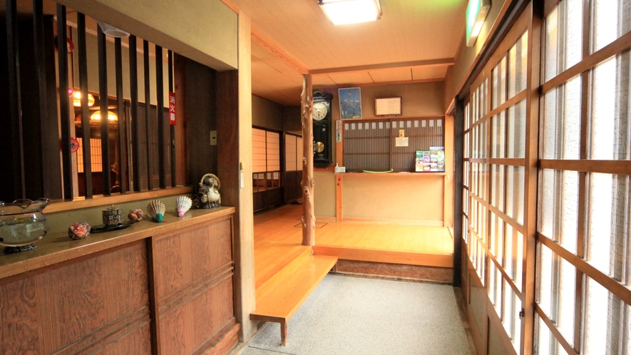 玄関　当館は総檜造りの奥飛騨古民家の宿です。