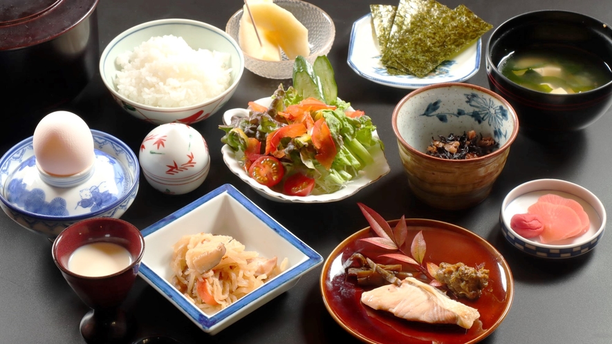 朝食　手作り胡麻豆腐や朴葉味噌など、奥飛騨民宿ならではの温かみのある朝食。