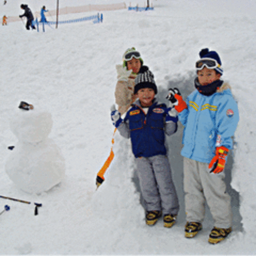 かまくらと雪だるま