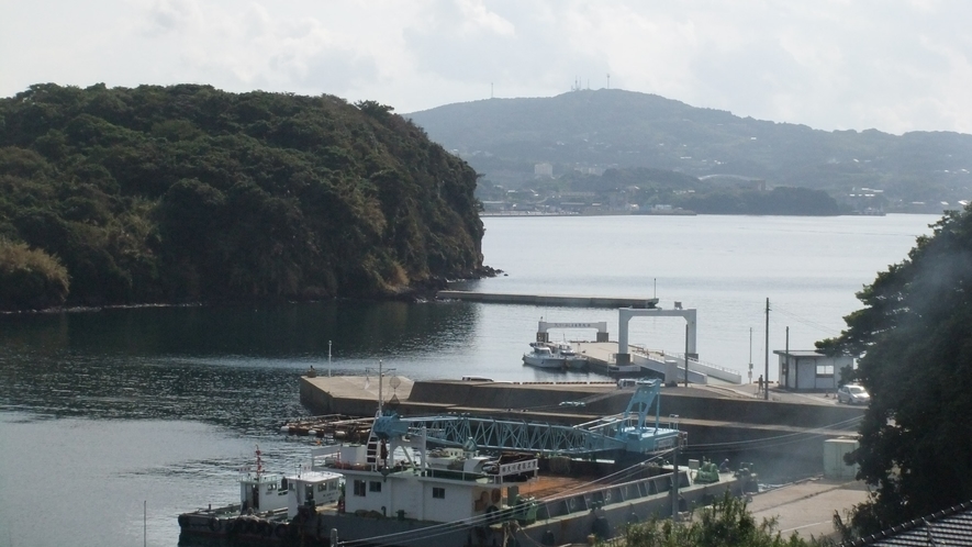 *【景色】当館からは渡良浦の港を見渡せます。