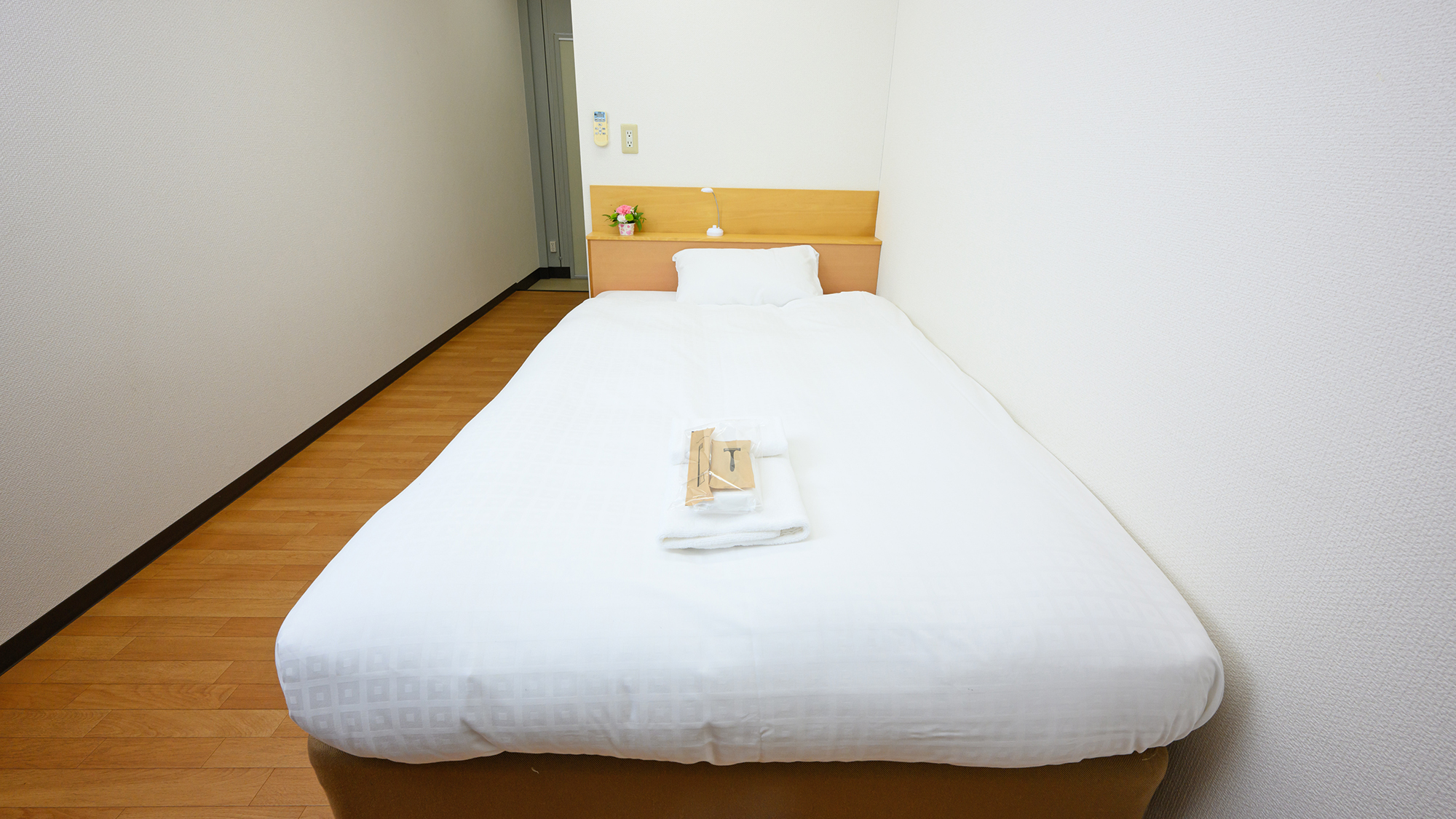 おひとり様でもゆったりと寛げるセミダブルベッド