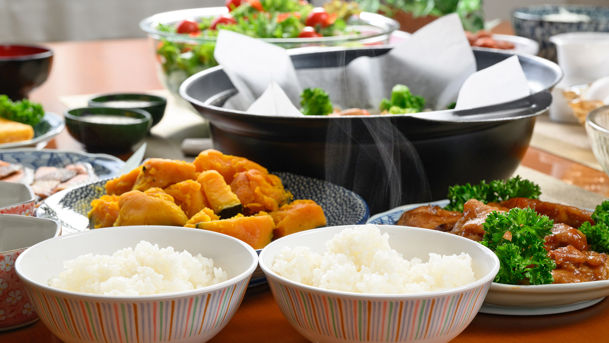 【朝食】お米は宮城県大崎市産の「ひとめぼれ」。美味しいお米がおかわり自由でお腹いっぱい食べられます。