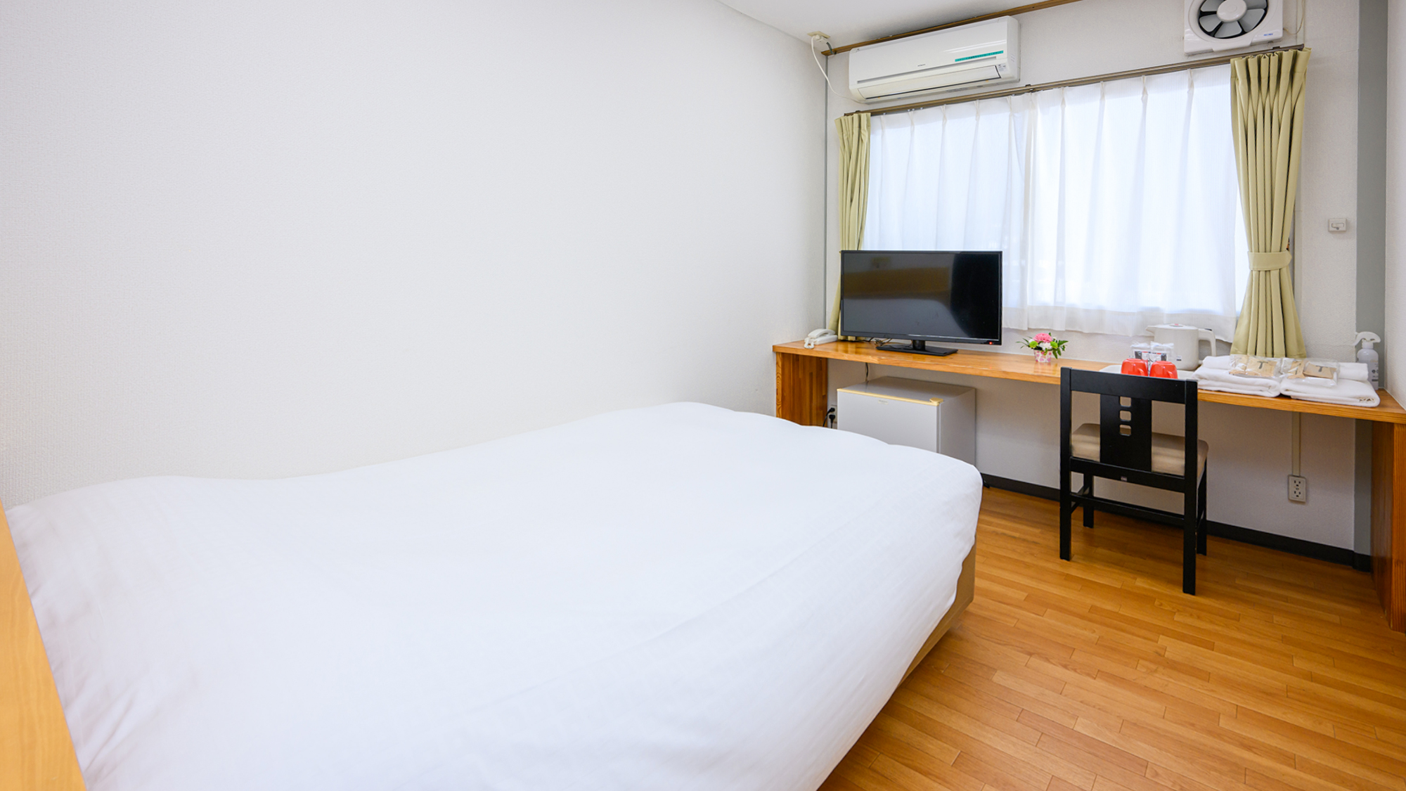 全室フランスベッドのセミダブルサイズを配しております