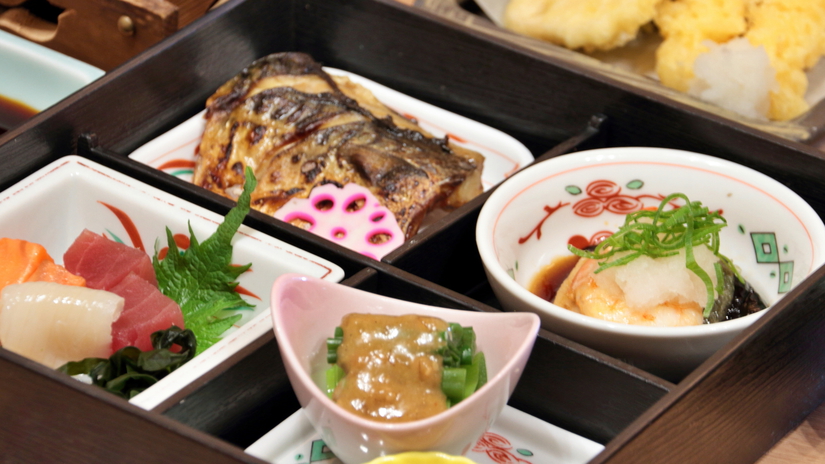 夕食/京雅膳(一例)/京都の夜を彩る湯葉・湯豆腐のほか、お造りや天ぷら、焼き魚などちょうど良い内容