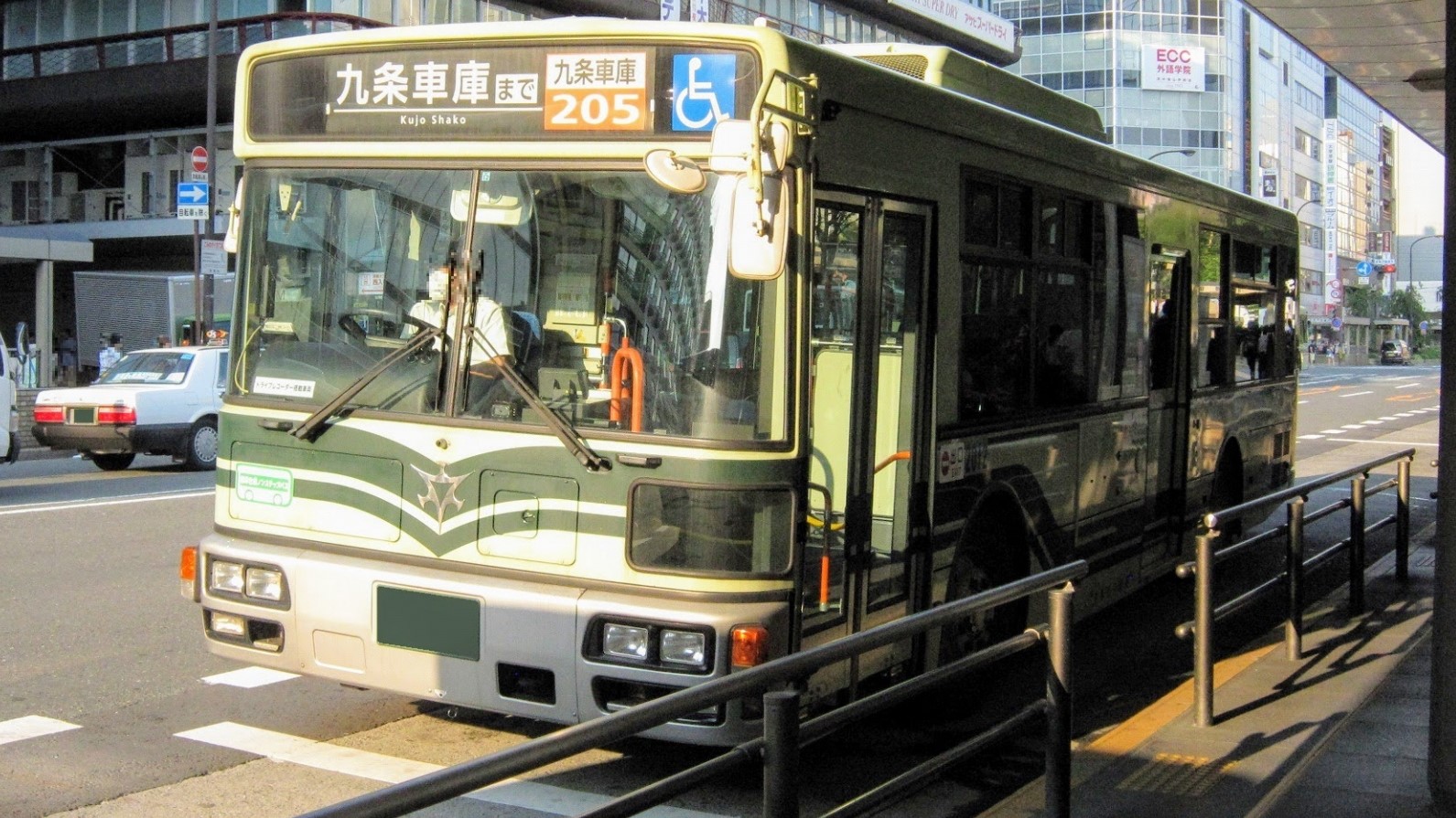 「九条車庫前」からは市内各所に行くバスが多数発車し、たいへん便利です！