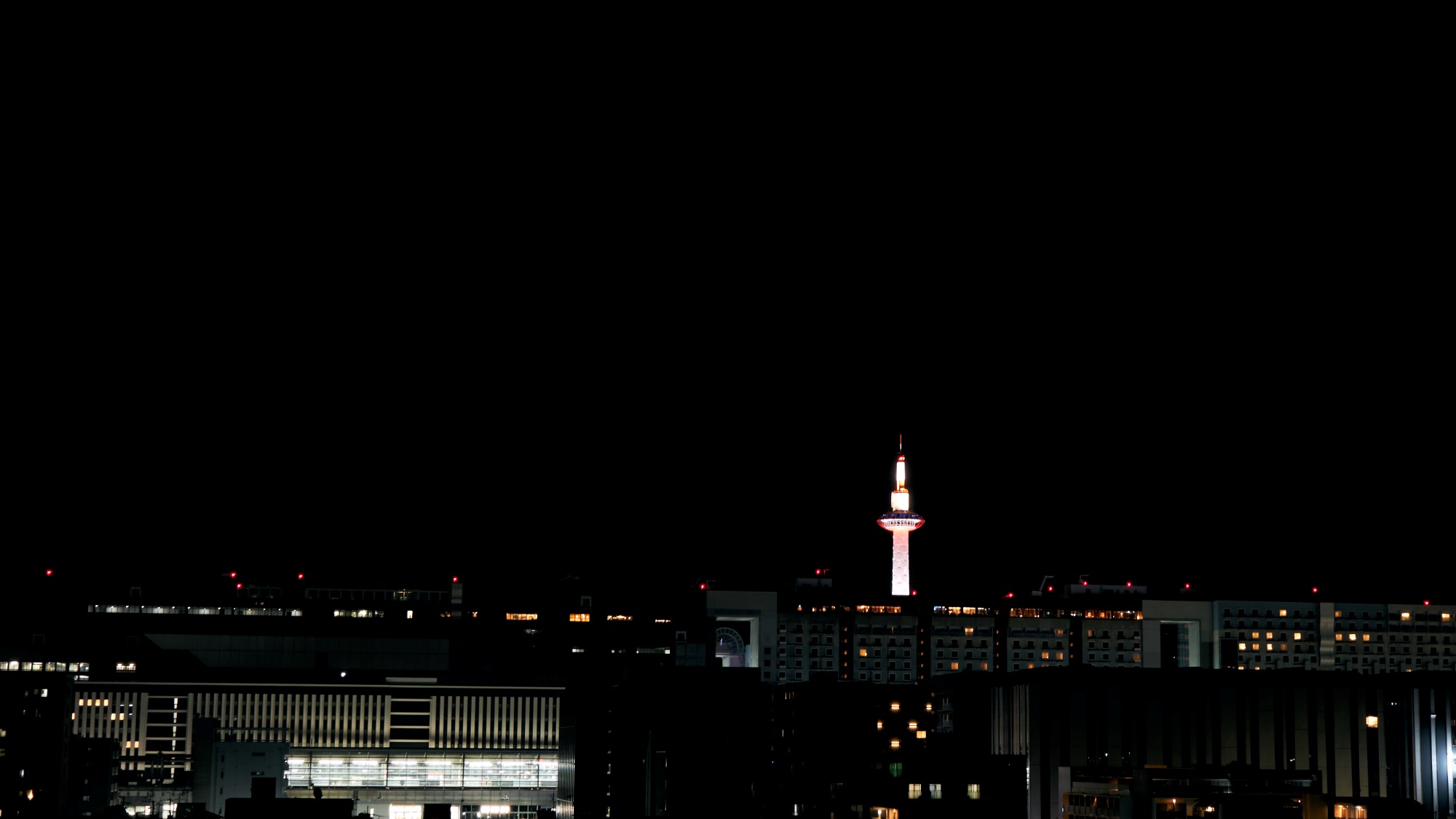 京都タワーは夜のライトアップでガラリと表情を変えます。今夜は何色でしょう？？