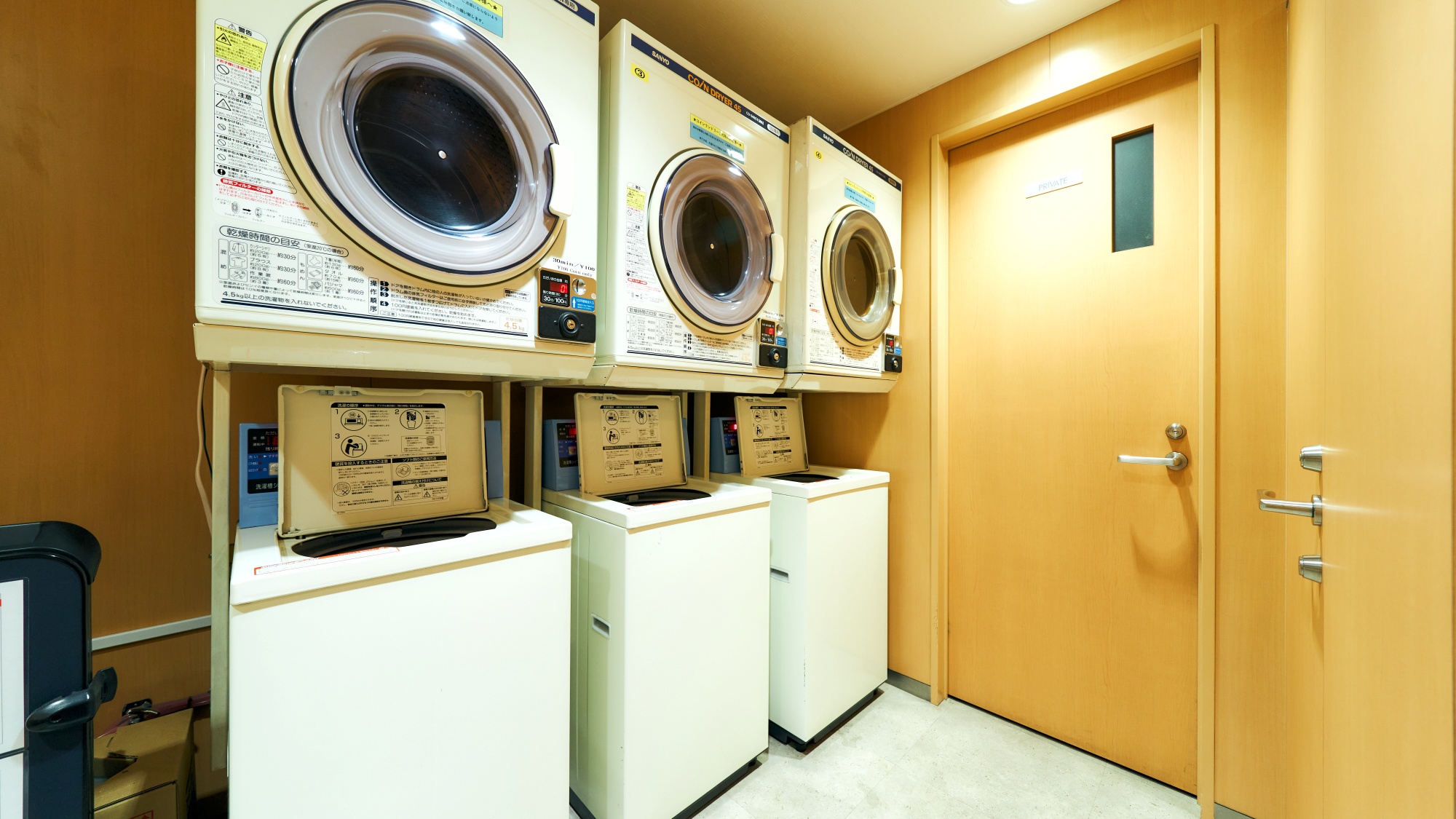 洗濯機（洗剤自動投入式）・乾燥機を設置。出張等で長期ご滞在のお客様や、ちょっとした衣類の洗濯などにご