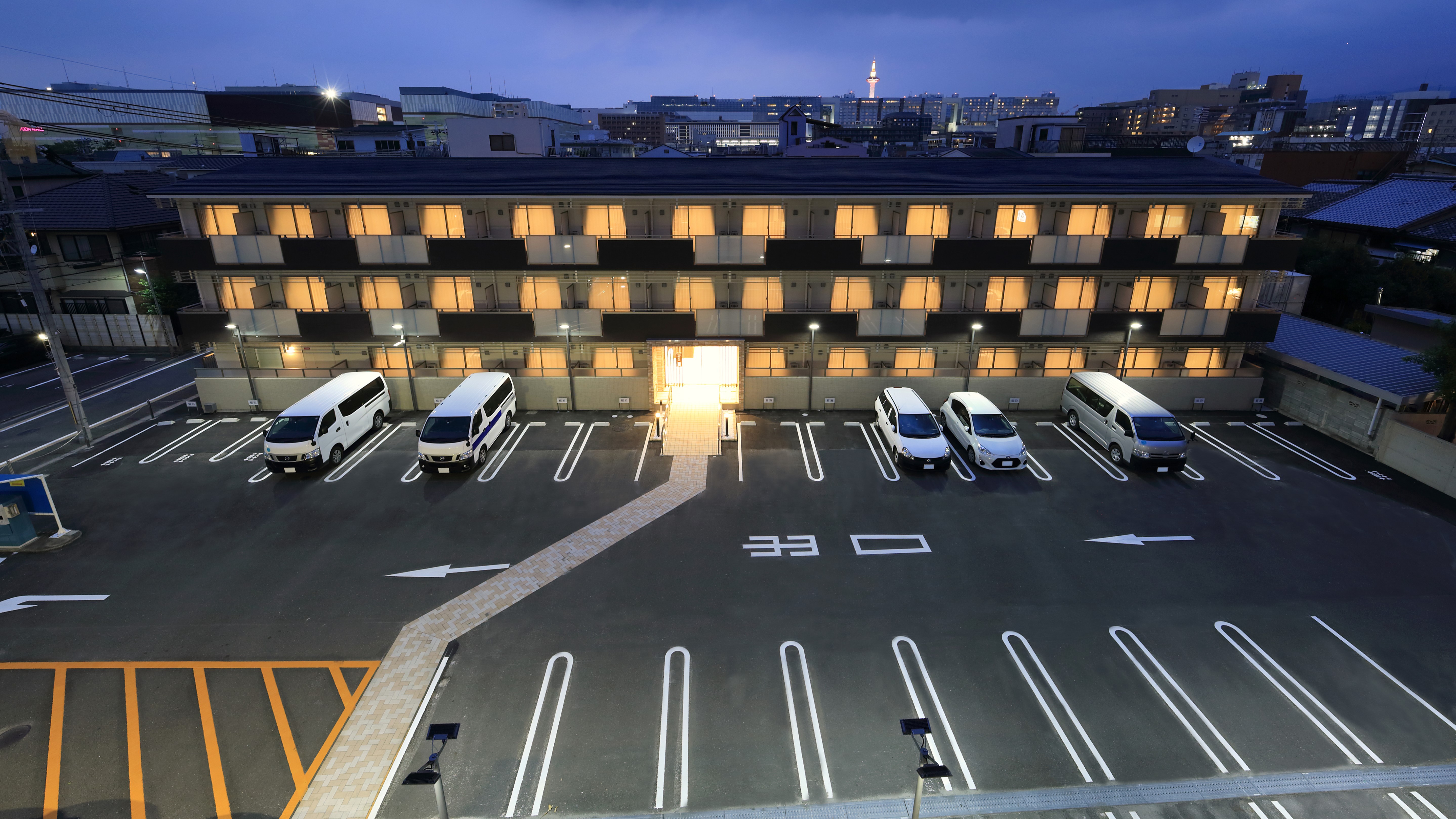 京都駅近くでは数少ない平面駐車場を完備しています。