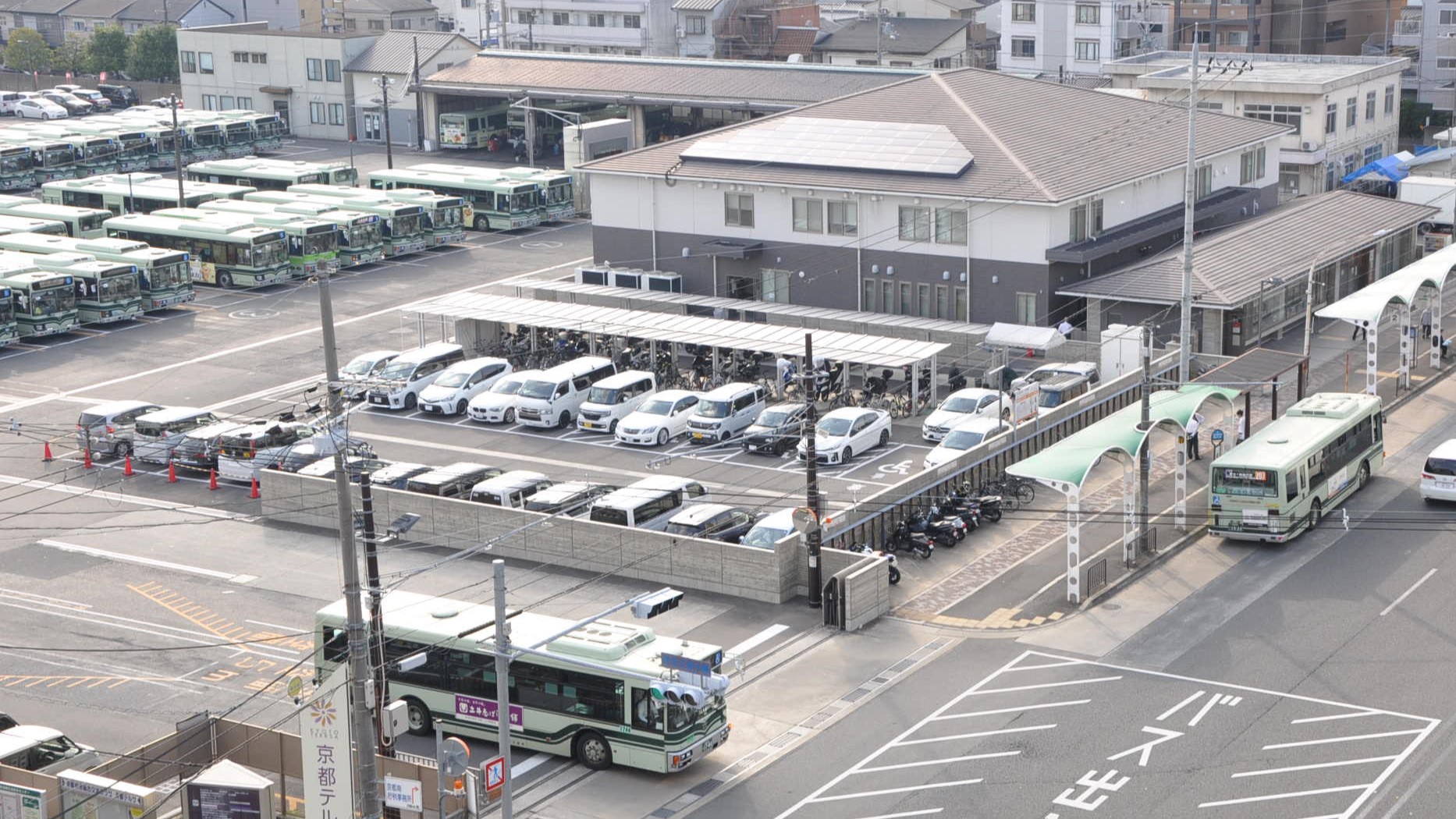 九条車庫前バス停には78号系統や快速205号系統など、10路線のバスが停車します。