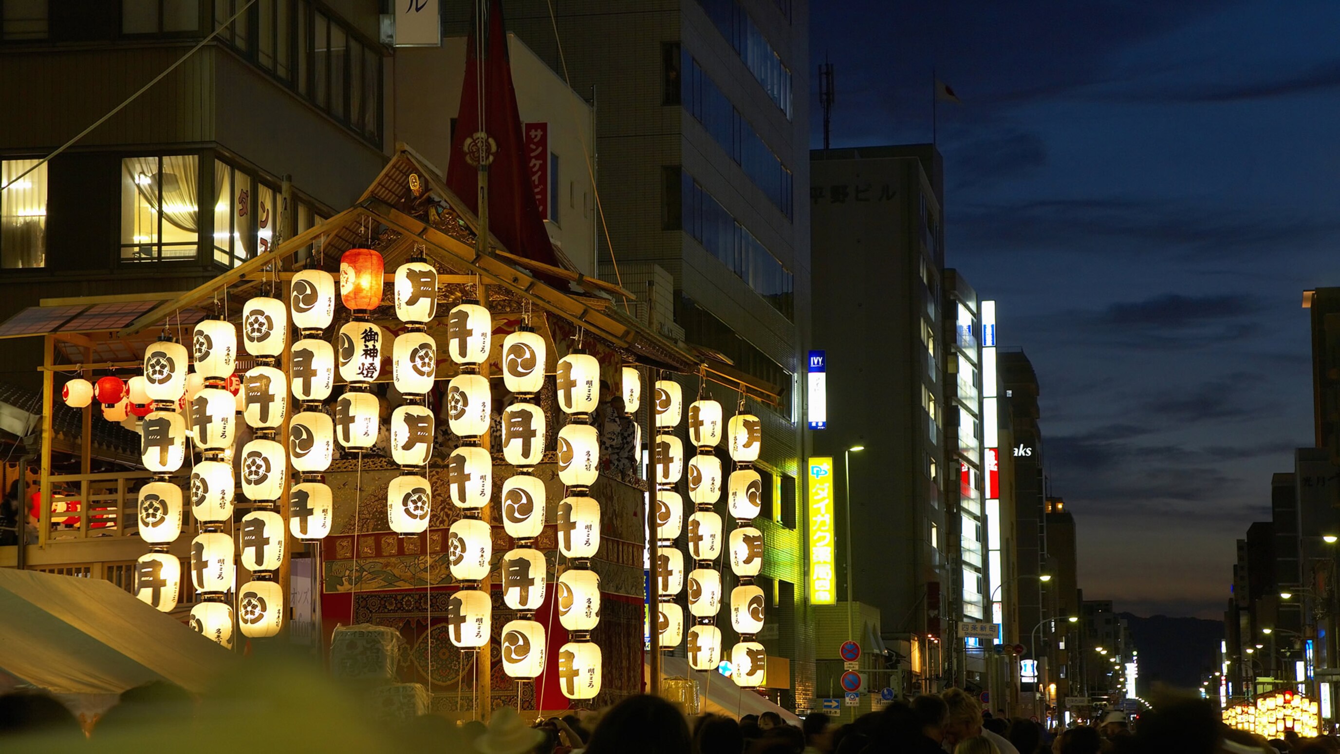 祇園祭／千年以上の歴史を持ち、1か月にわたって多彩な祭事が行われる八坂神社の祭礼です。