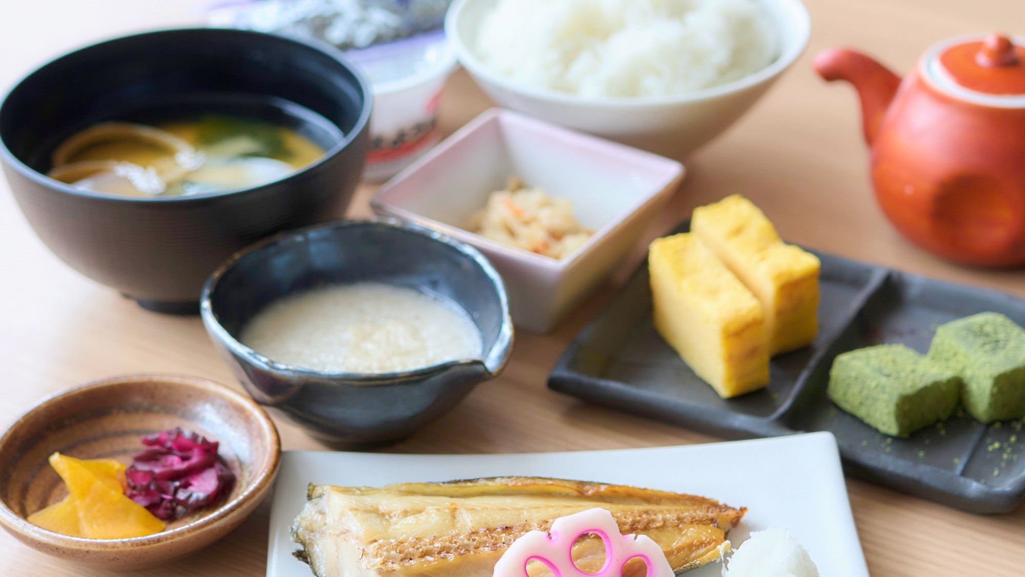 和朝食：毎朝炊き上げたご飯は「とても美味しい！」と常連様からも評判です。※写真は全てイメージです。