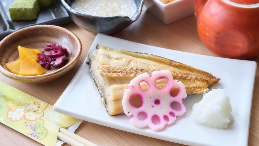 和朝食・献立：焼き魚、小鉢、サラダ、味噌汁、ご飯、海苔、納豆、漬物、水物 ※写真は全てイメージです。