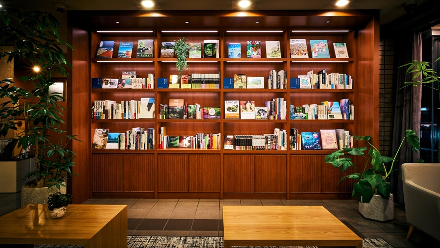 一般の書店では並びにくい、発見や出会いなど、新たな扉が開く本を並べております。