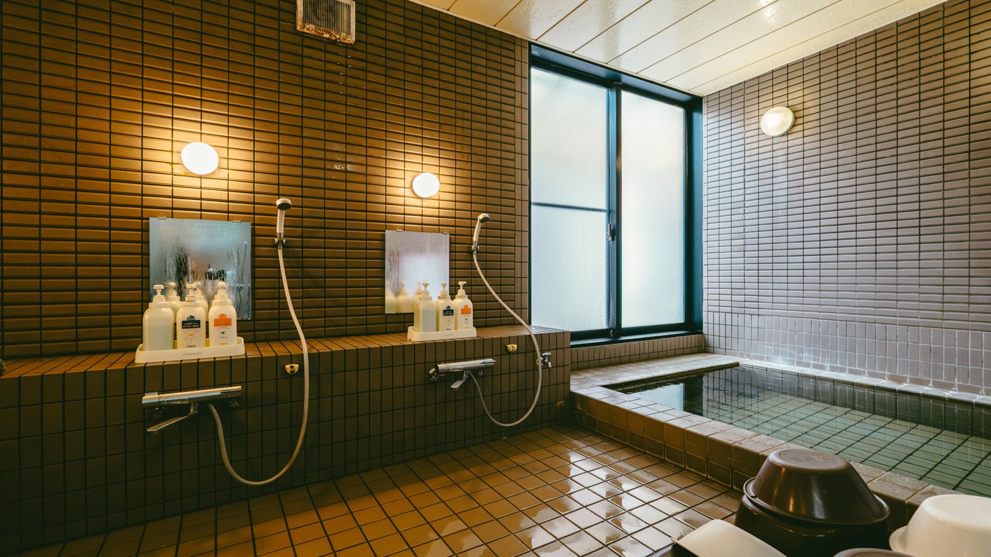 【　お風呂（男性側）　】　湯船には大人３名様程入るスペースがあり、洗い場は５つシャワーが御座います。