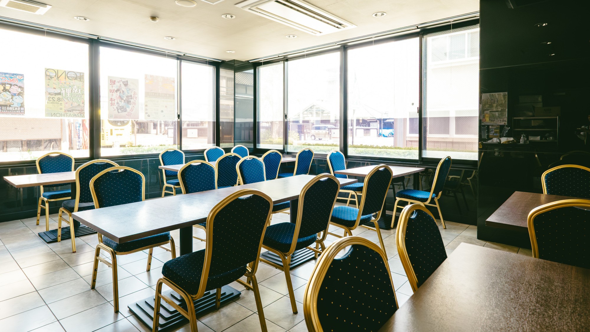 【　施設　】　食事会場はイス・テーブル席となります（朝食・夕食）