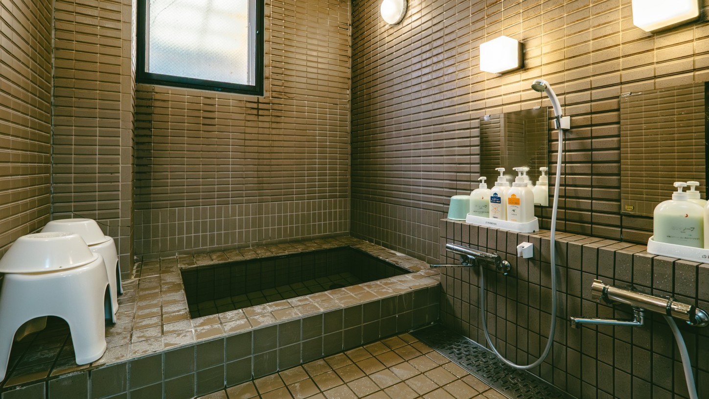 【　お風呂（女性側）　】　湯船には大人２名様程入るスペースがあり、洗い場は３つシャワーが御座います。