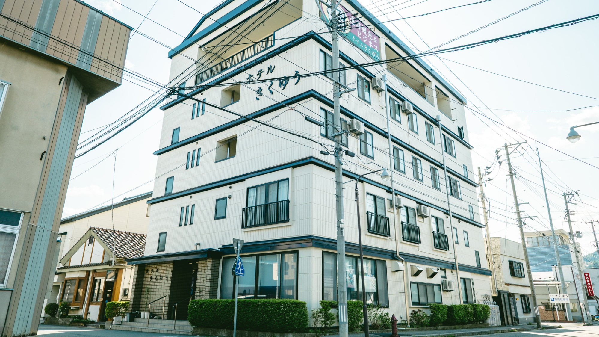 【　外観　】　駐車場（１０台分）隣接　・　遠野駅から徒歩２分　・　道路に面した５階建ての建物です