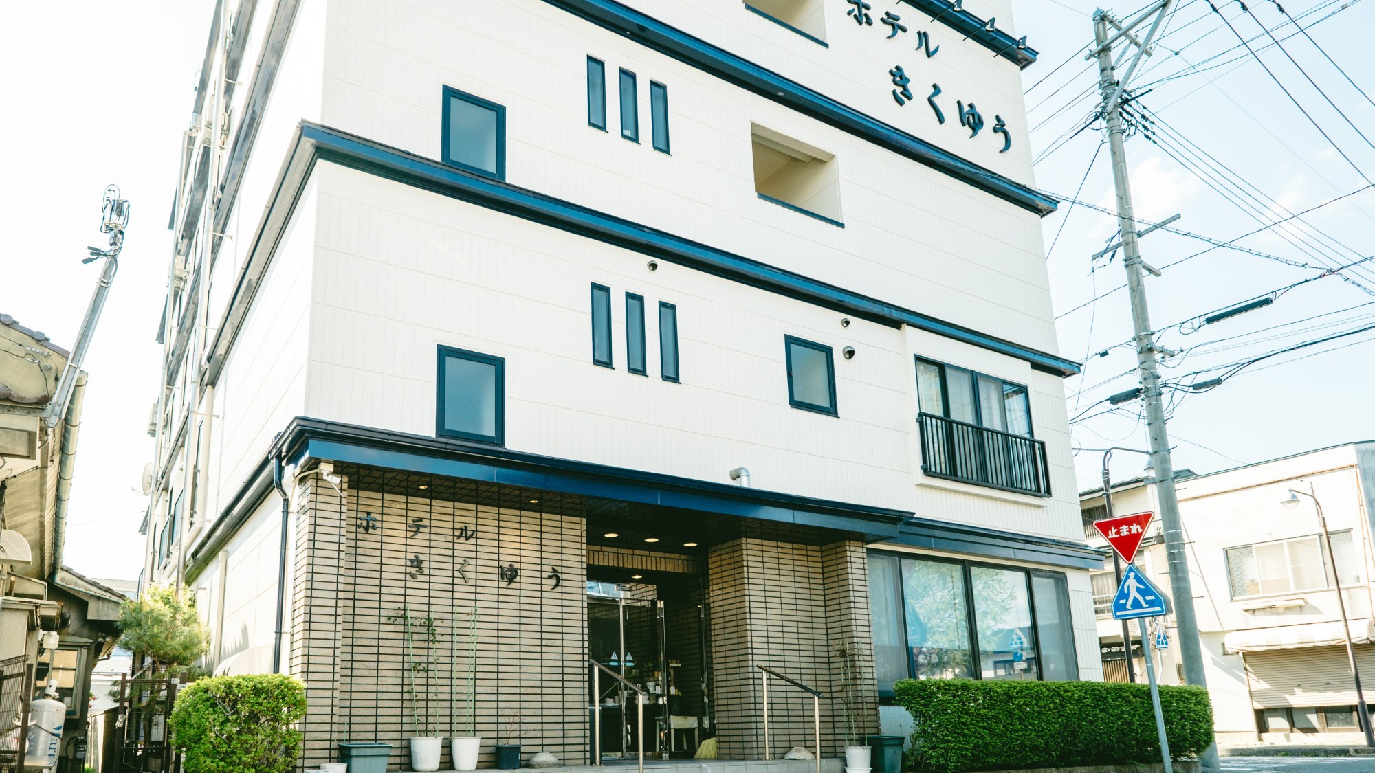 【　外観　】　遠野駅から徒歩２分　・　道路に面した５階建ての建物です