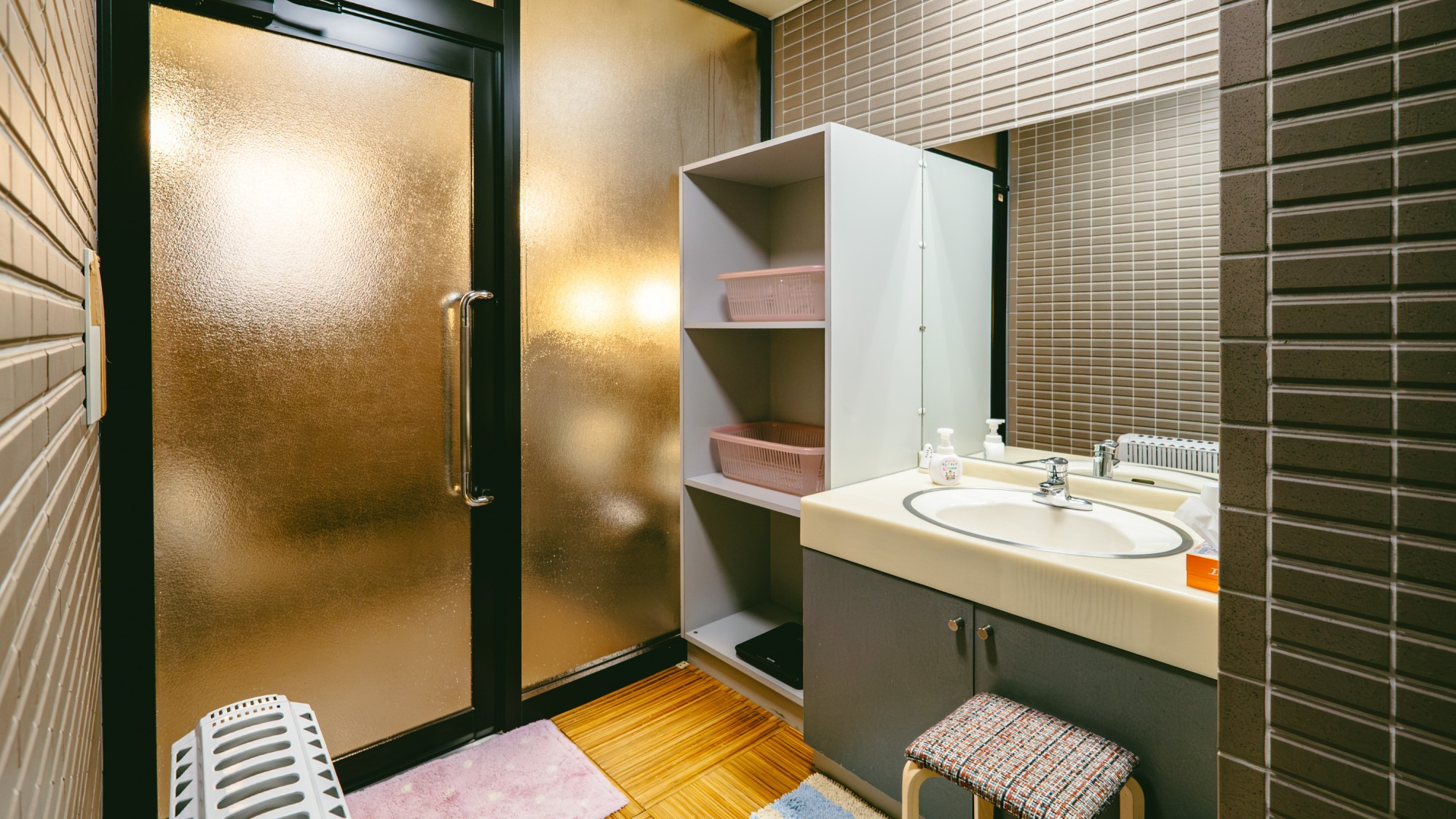 【　風呂　】　女性側　脱衣所　（洗面台には、各種アメニティ・ドライヤーも御座います）