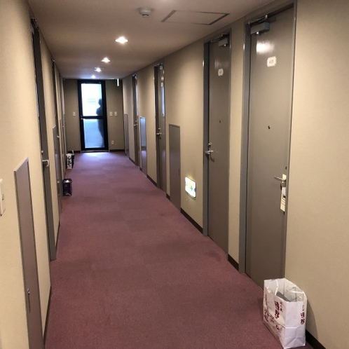 【　施設　】　お部屋前の廊下になります。４階奥には喫煙スペースが御座います。