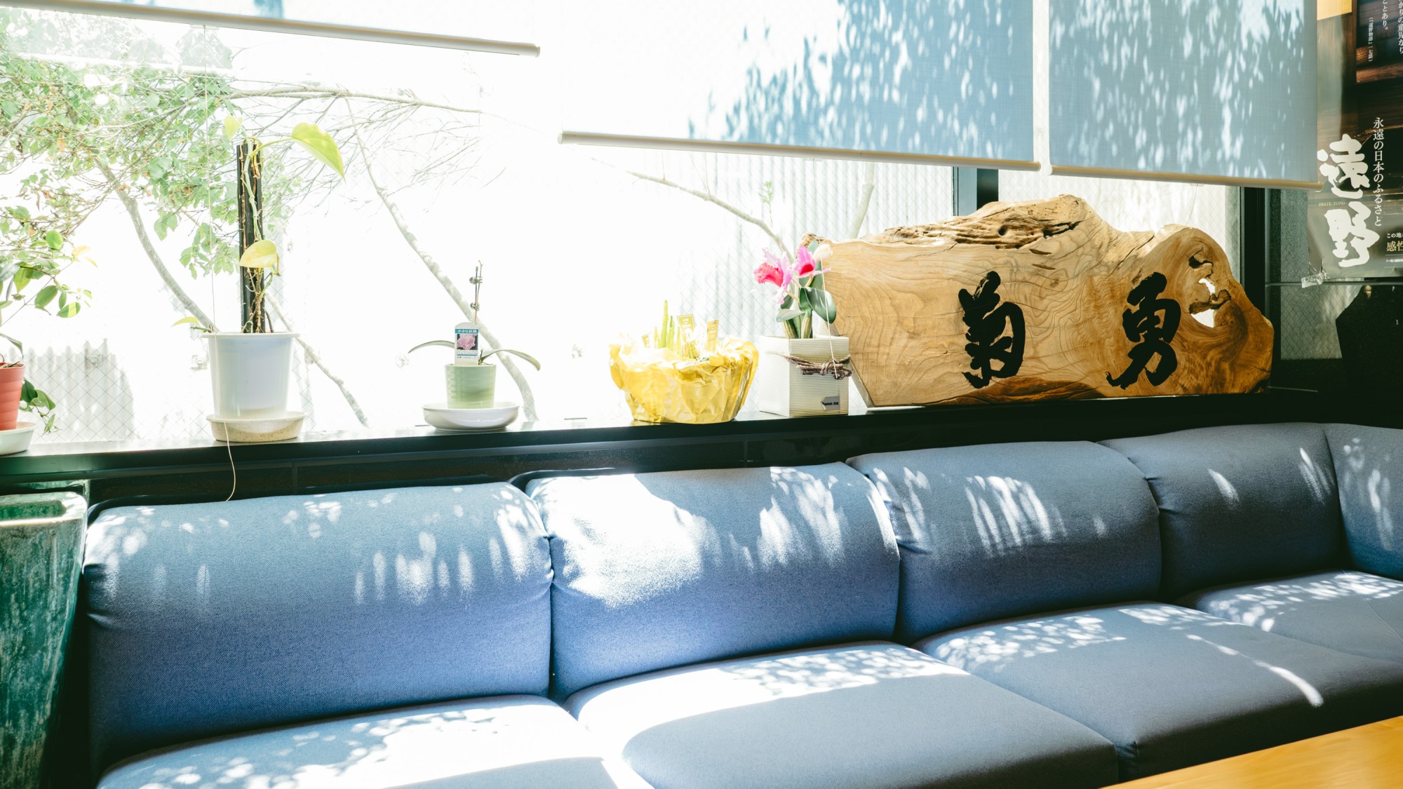 【　施設　】　フロント前の休憩スペースです