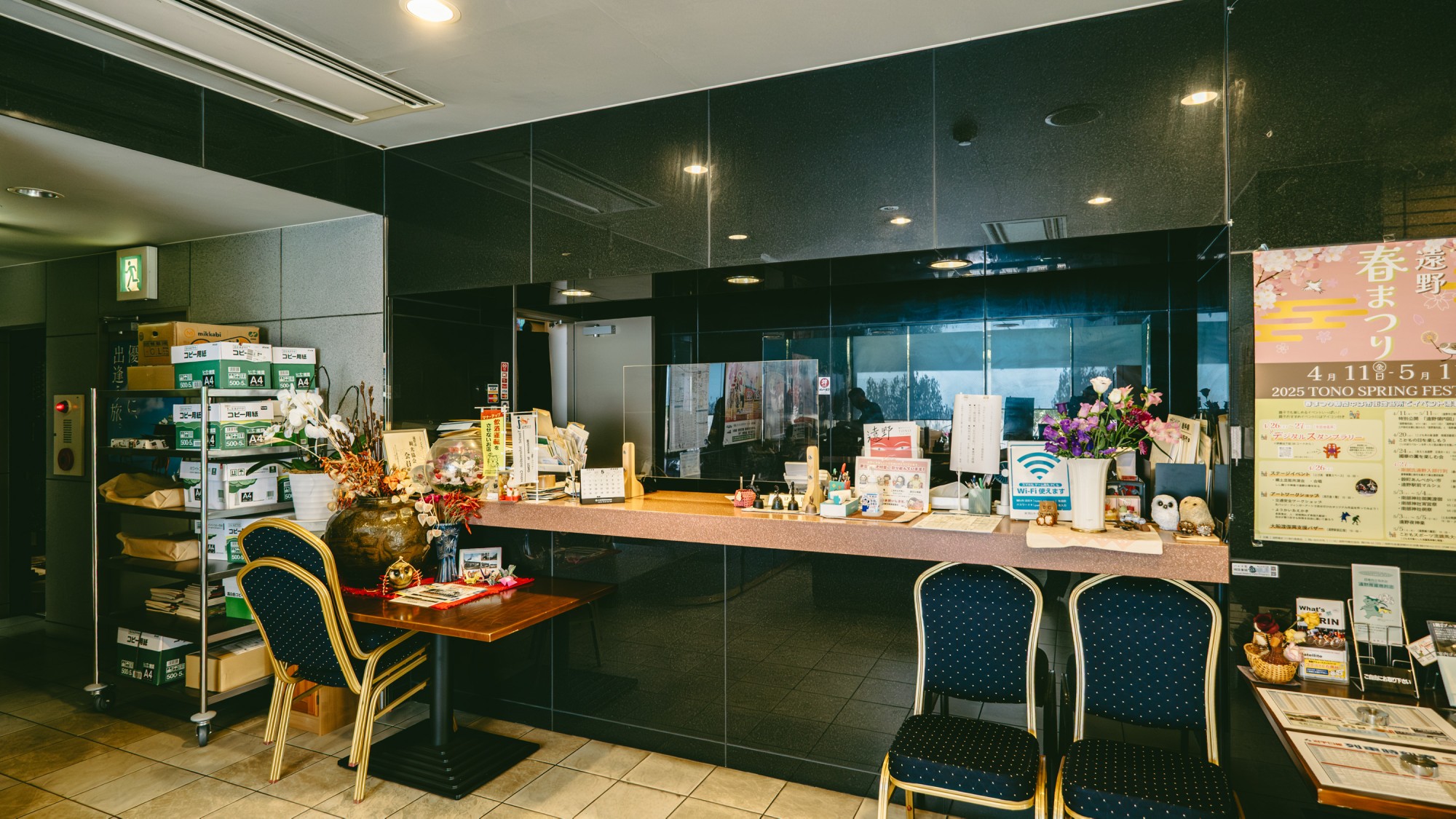 【　施設　】　フロント前です　（周辺のおススメ店や、観光マップもご用意しております）