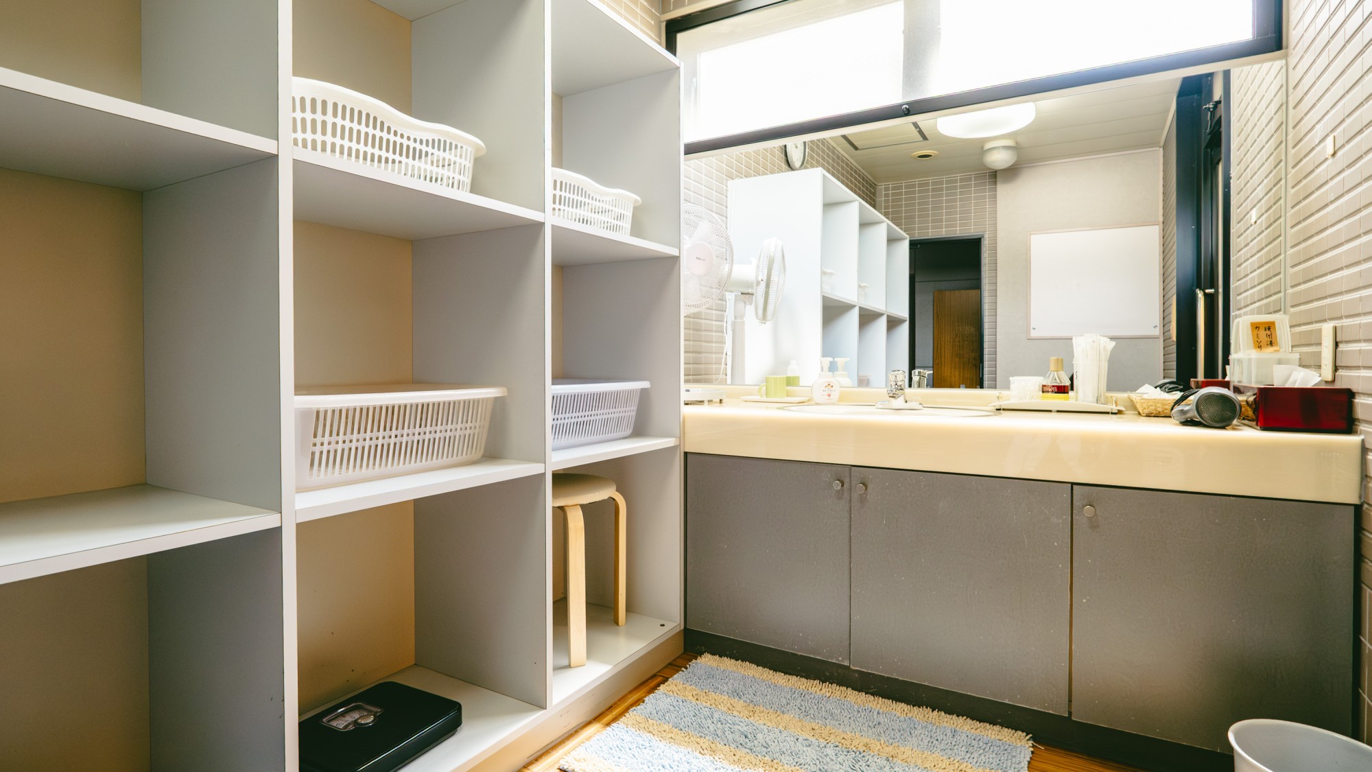 【　風呂　】　男性側　脱衣所　（洗面台には、各種アメニティ・ドライヤーも御座います）